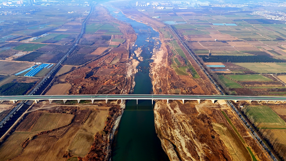 眉太高速公路通车后，将西安、太白、甘肃陇南和四川川北连为一体，形成连通连霍、十天和京昆高速的纵向通道，对加强关中与陕南联系、完善陕西省高速公路网布局、畅通川陕交通大动脉以及助力陕西冰雪经济发展具有重要意义。图为中铁十一局承建的眉太高速公路牛蹄村渭河特大桥。