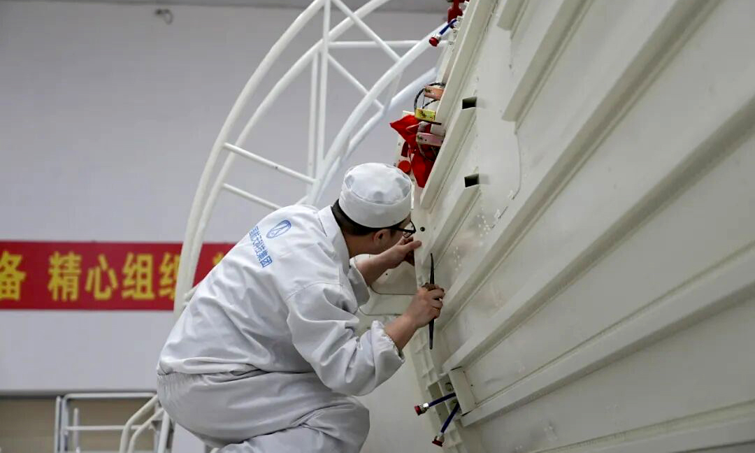 2026年是“十五五”规划开局之年，也是中国航天事业创建70周年的重要节点。连日来，航天科技各单位呈现出一派热火朝天的奋斗景象，工作人员正以饱满的热情奋战在科研生产一线。图为元旦假期，航天科技一院长三甲系列运载火箭团队工作人员坚守在火箭总装现场。肖国军 摄