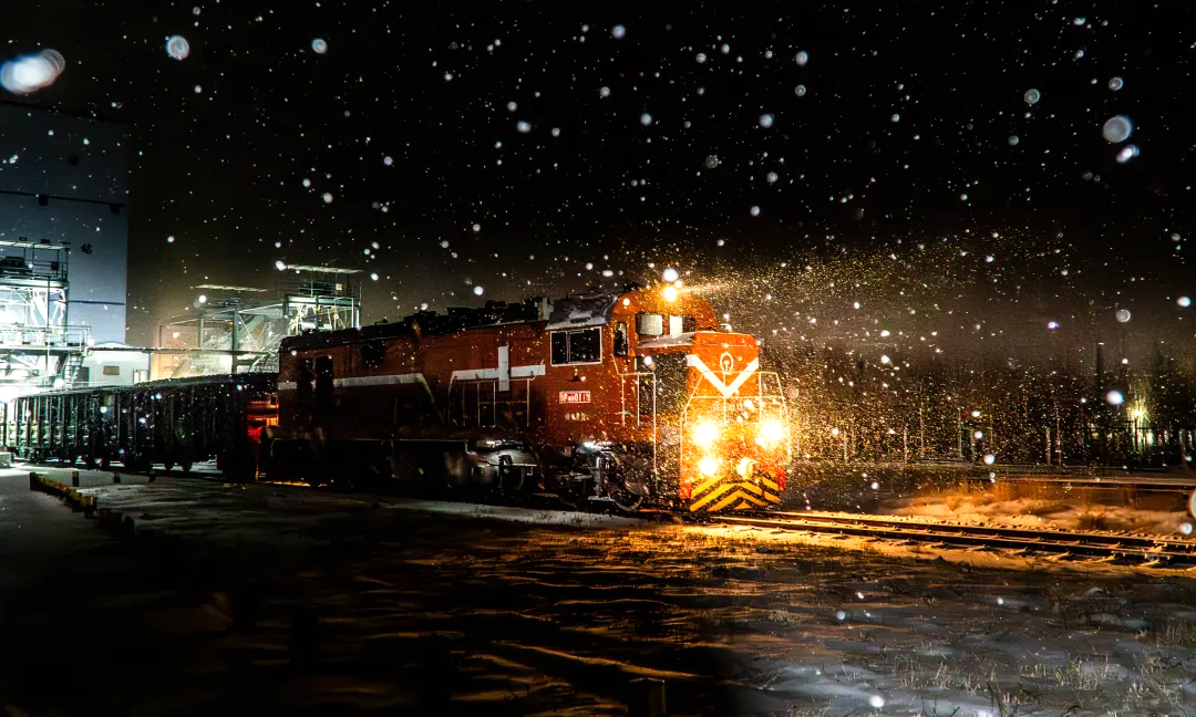 寒潮来袭，胜利能源储运中心深入落实“运输提效联合攻坚”机制，优化装车组织流程，严格落实“来车即装、装必装好”要求，确保煤炭资源“产得出、运得快、供得稳”，为能源保供筑牢运输防线。 