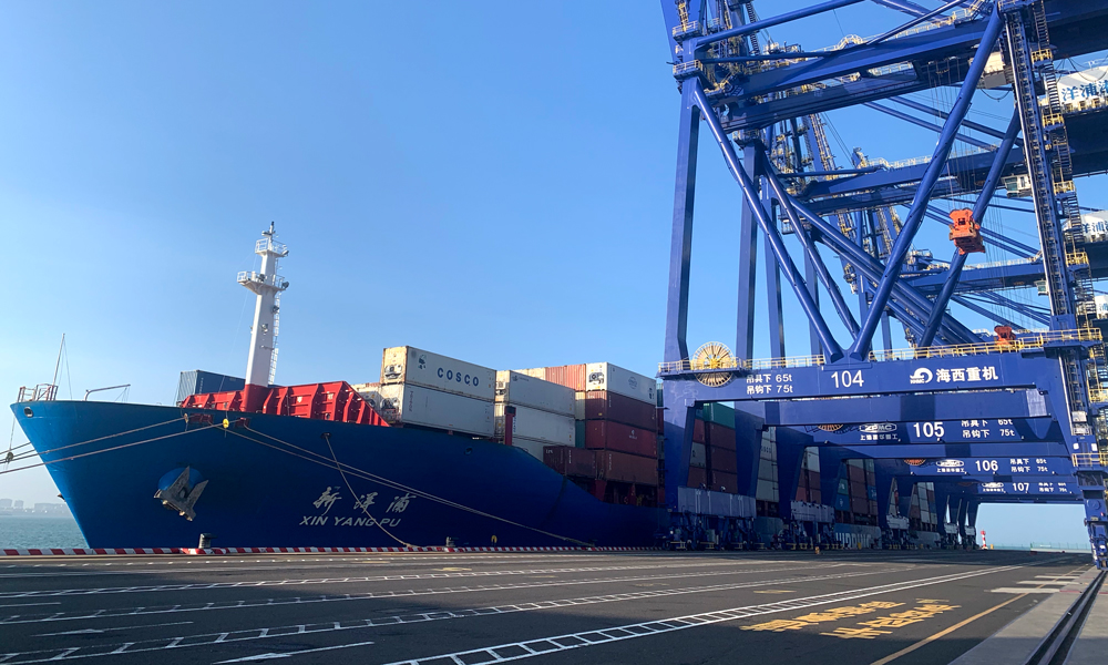 截至1月18日，洋浦港累计靠泊中外籍船舶278艘次，完成进出口货物装卸35.1万标准箱，承载全岛超七成进口货物量。菲律宾、东马航线运力提升至“一周一班”，加速优化东南亚区域航线，为海南自贸港集装箱货物全球流转搭建便捷通道。