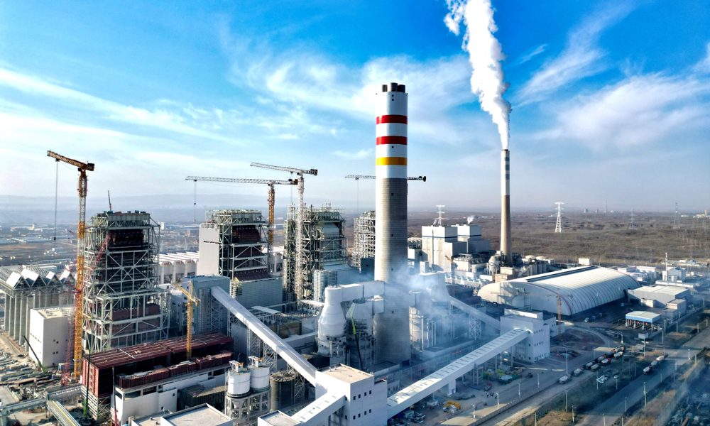 宁夏腾格里中卫电厂4×660MW扩建机组，是“宁湘直流”配套调峰电源，兼具深度调峰与近零排放优势，全容量投产后将为腾格里“沙戈荒”大基地绿电外送提供稳定支撑，对深化东中西部跨区域能源协作、促进区域能源供需平衡意义深远。