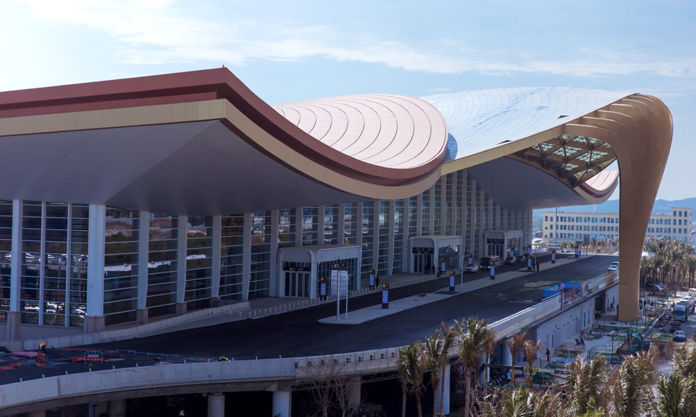 T3航站楼全面开放投用后，三亚机场航站楼总面积将增至22.8万平方米，助力海南自贸港加快建设国际旅游消费中心和国际航空区域枢纽。