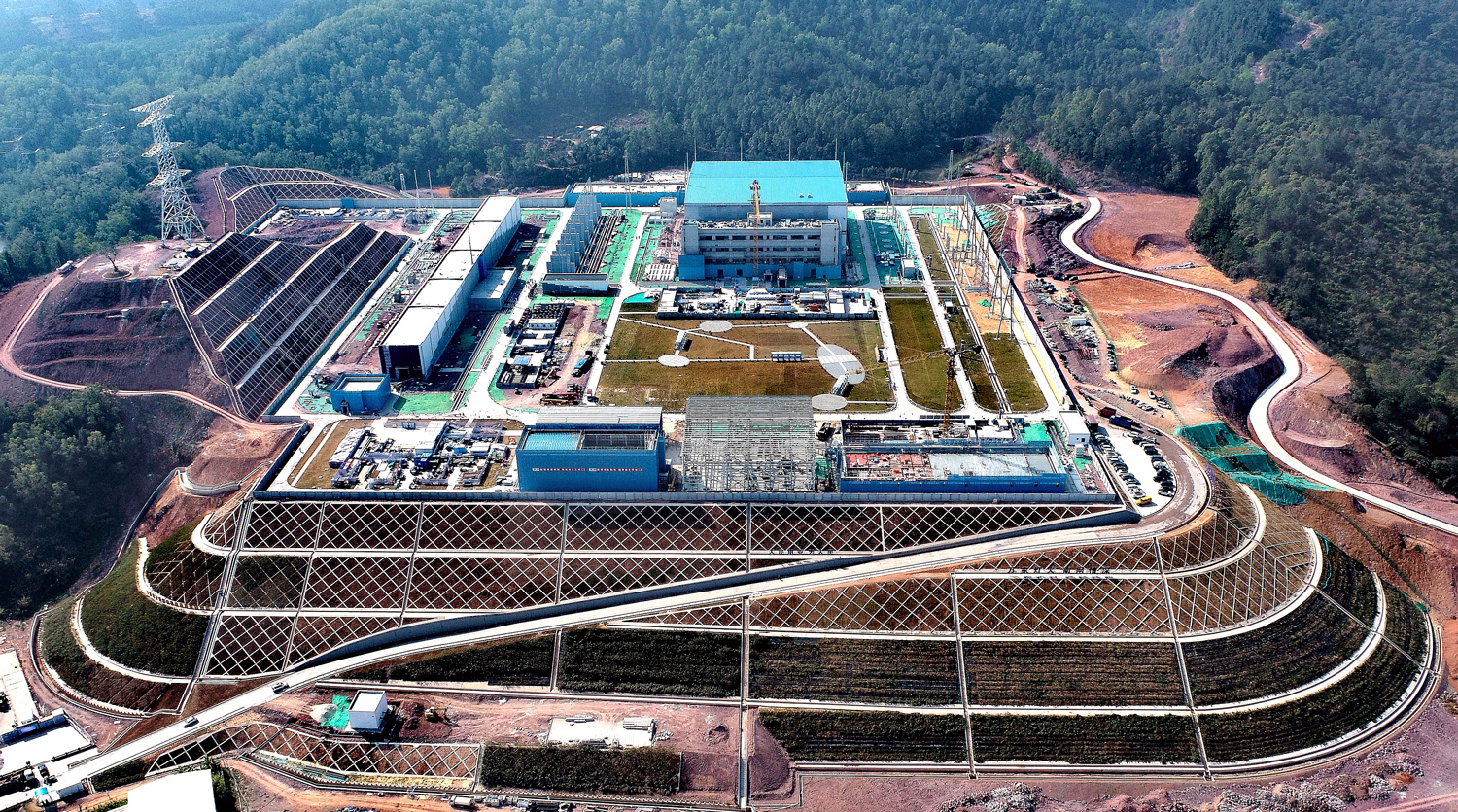 我国首个海陆一体海上风电柔直输电工程——三山岛项目的海上换流站，春节期间正加紧陆上拼装。今年6 月，该换流站将整体运往广东阳江以外100多公里的深远海域进行安装。工程投产后，每年可将约60亿度的海上风电直送粤港澳大湾区，从源头上破解未来大规模深远海风电送出难题。