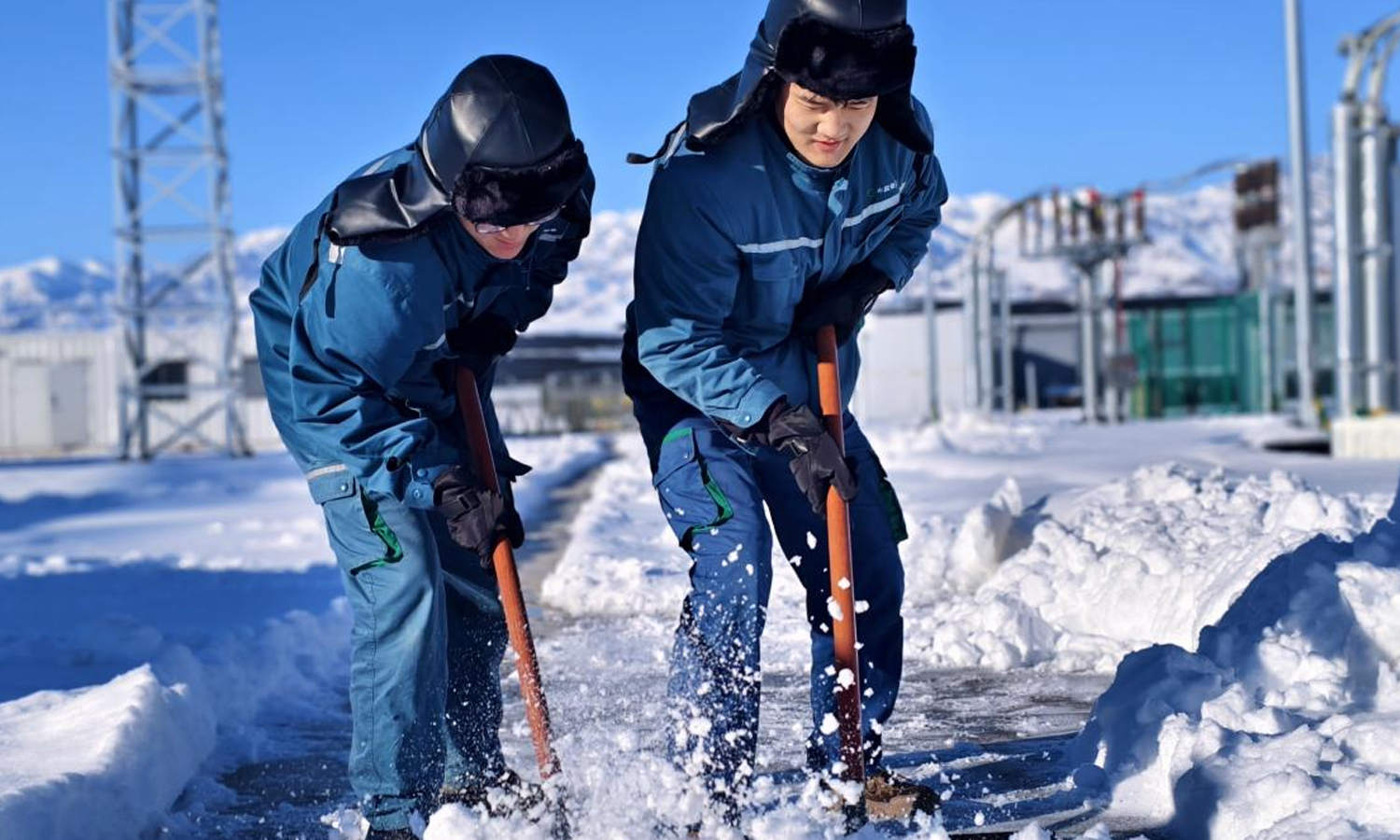 新疆绿发电力奎屯、米东、若羌等区域一线运维人员深入光伏场区与升压站，对关键设备开展全方位专项巡检，确保电网平稳运行。