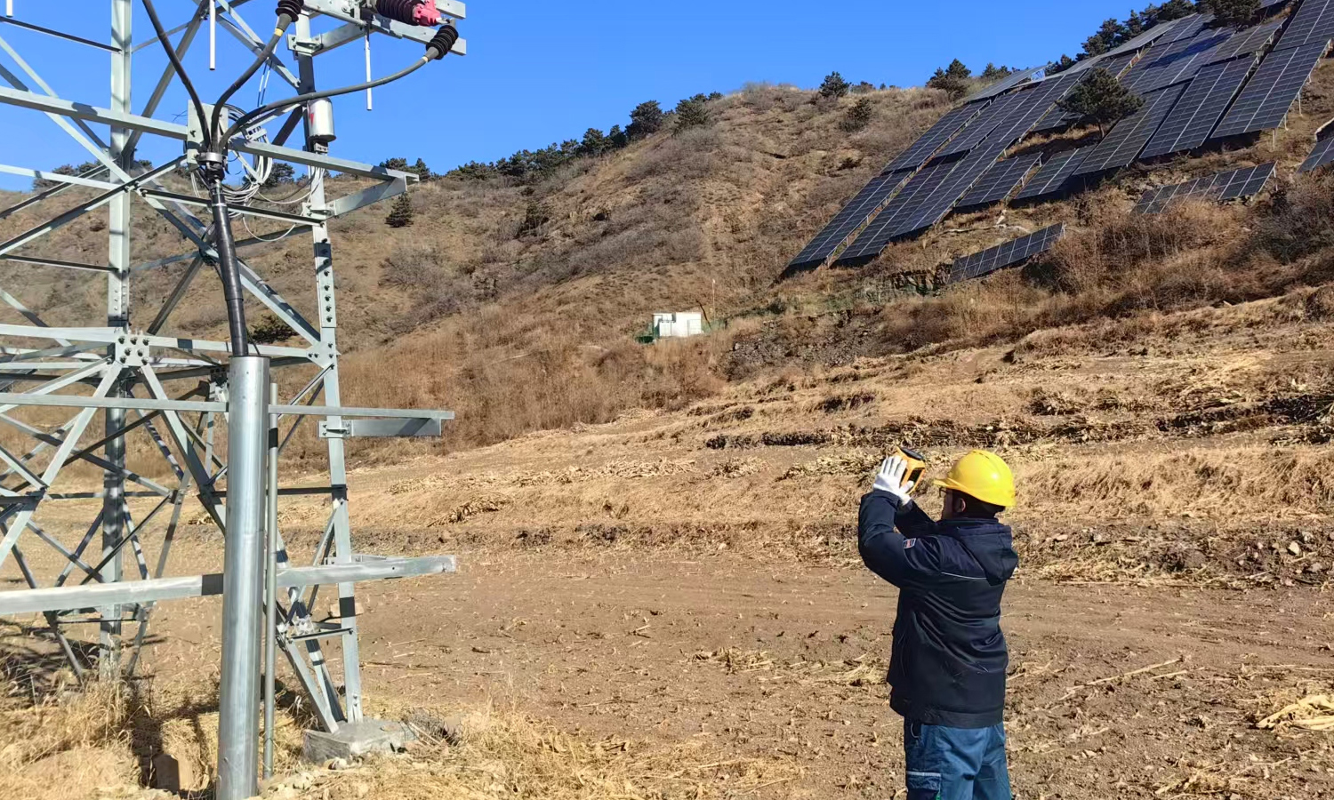 中国绿发河北分公司工作人员对升压站、输电线路等关键设备开展全面巡检、精准测温，及时消除安全隐患。