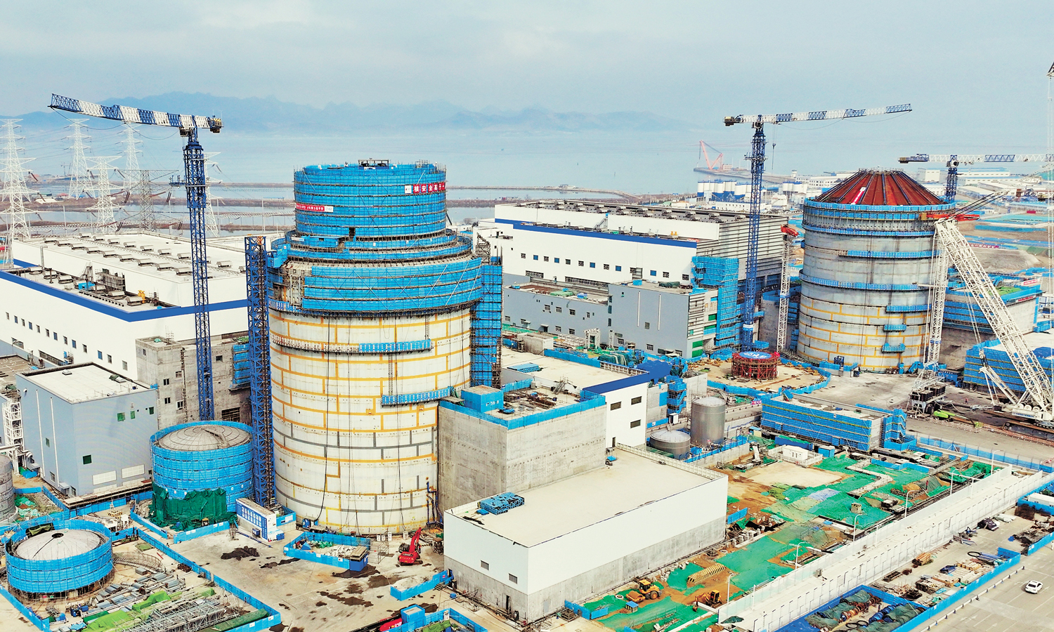 近日，国家十四五重点项目海阳核电3号机组反应堆冷却剂系统水压试验取得成功，随着冷试成功，海阳核电二期工程已完成63个里程碑节点中的第38个，计划2027年全面投运。图为海阳核电3、4号机组。