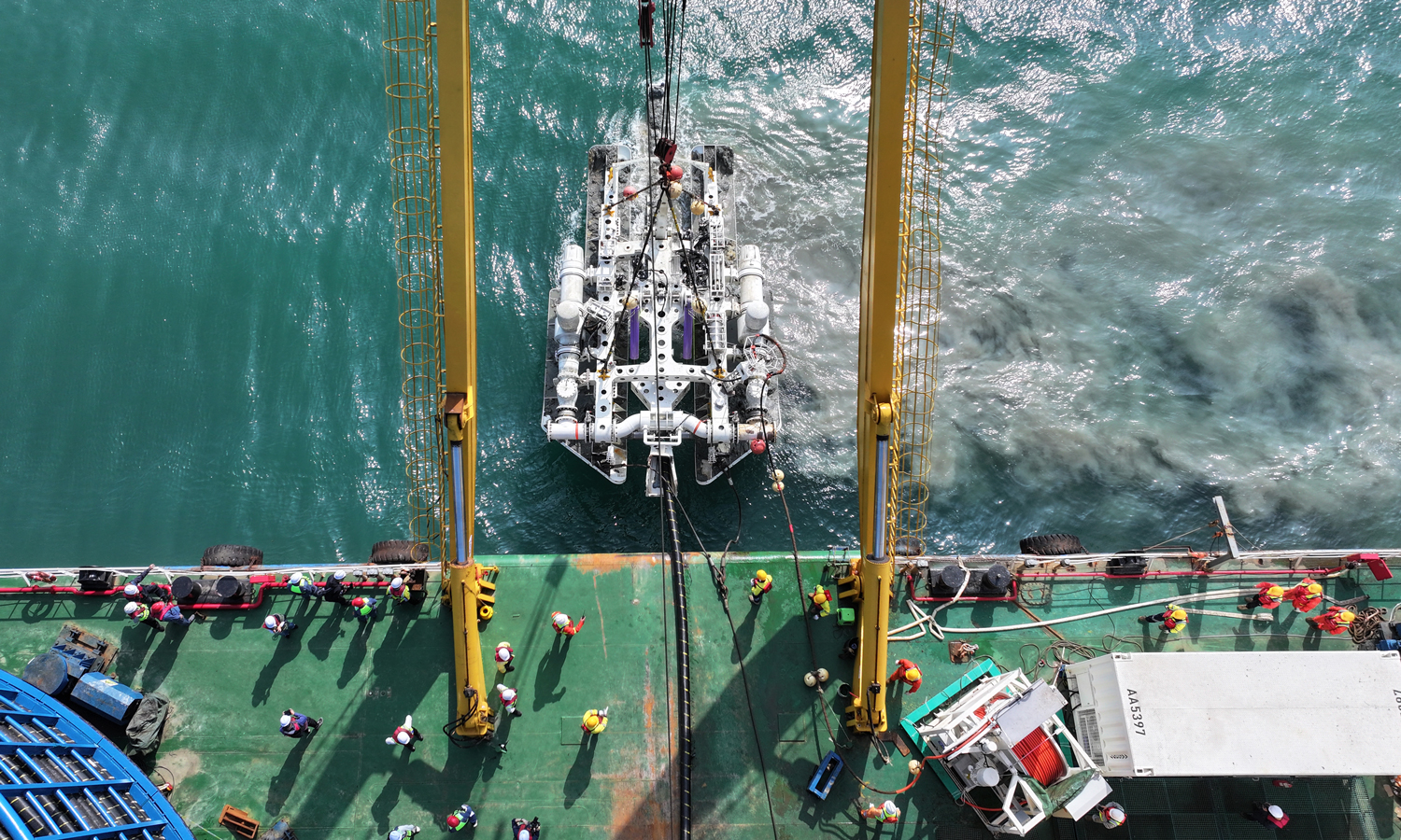 涠洲岛是广西最大的海岛，由于远离陆地，长期依靠“燃气+柴油发电”的独立电网形式供电，公共电源不足，供电能力仅为3.5万千瓦，旅游旺季用电紧张。为此，南方电网投资8.58亿元，于2025年1月开工建设220千伏涠洲岛跨海联网工程。随着工程投运，涠洲岛的供电能力提升至16.1万千瓦，实现了超4倍跨越式增长。图为海缆敷设施工现场。