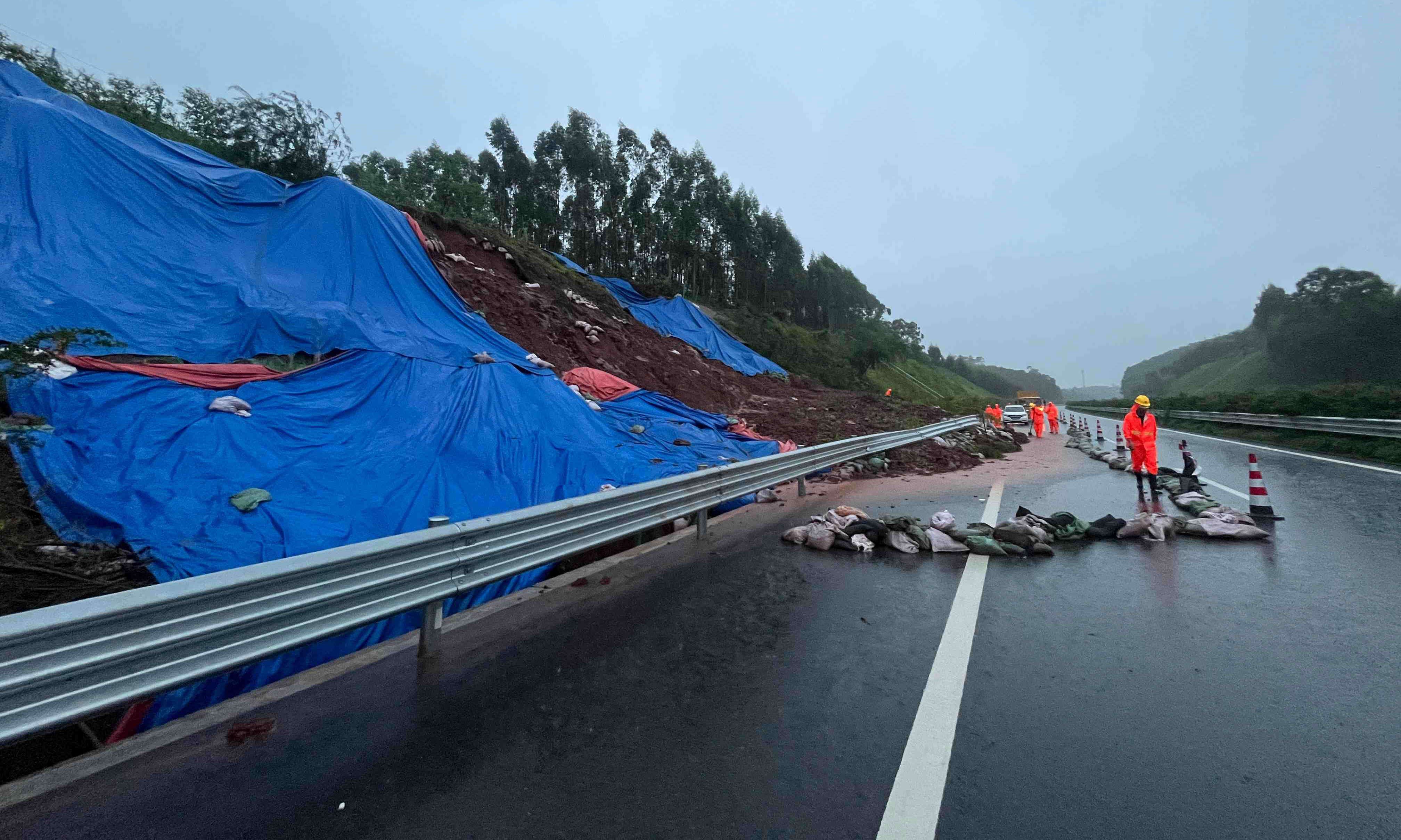持续强降雨导致广西上林至横县公路下行线K90+800处突发边坡垮塌，通行安全面临严峻挑战。险情发生后，中铁隧道局四处养护分公司应急处置队伍火速抵达现场，有序开展抢险作业。