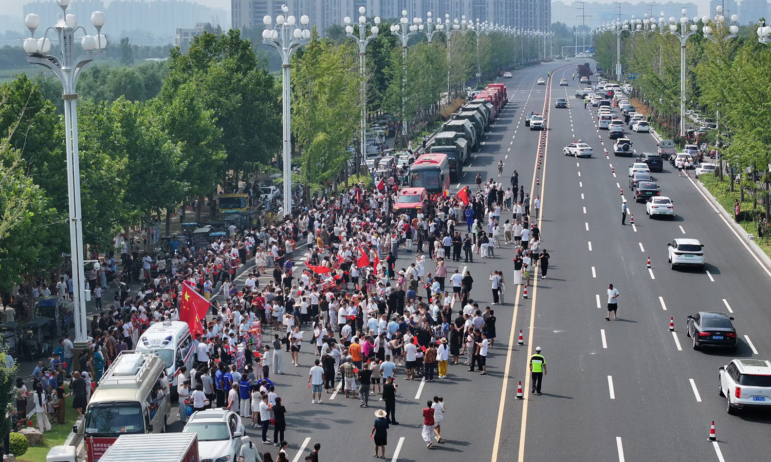 8月18日，中国安能救援队在河南周口完成五天四夜的贾鲁河溃口封堵任务后撤离，周口市民热情欢送。