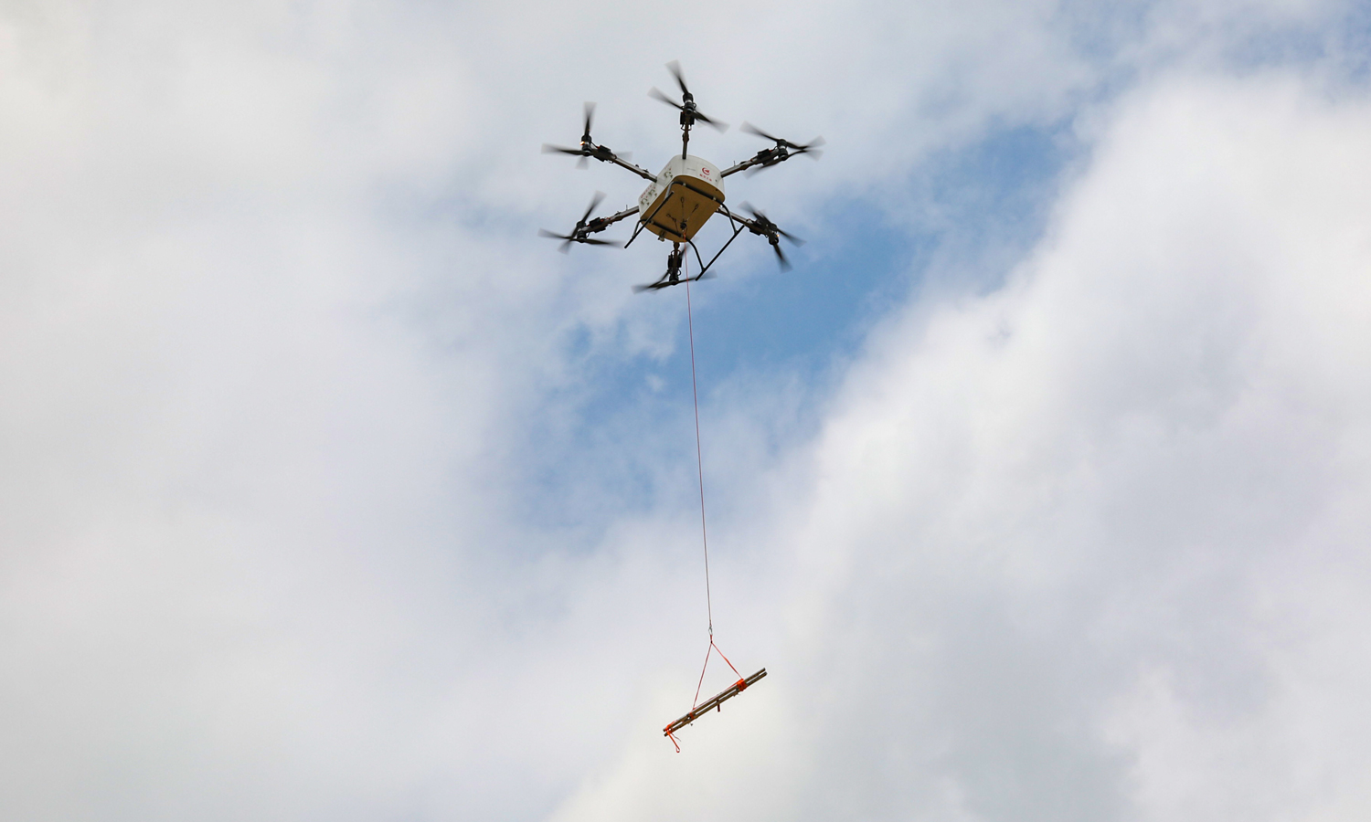 近日，航空工业集团自主研制的800公斤级重载电动垂直起降飞行器AR-E800在江西景德镇完成首次公开飞行。