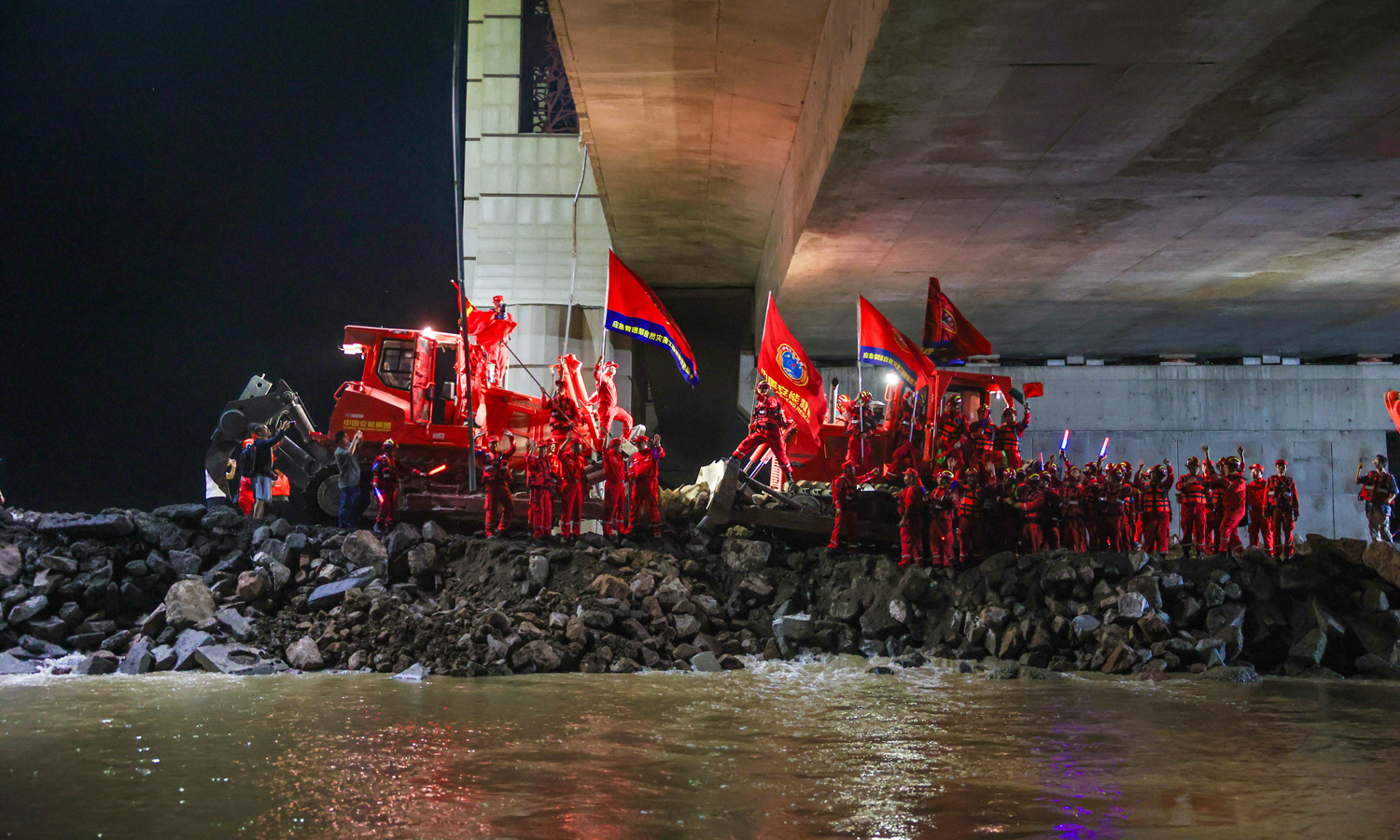 鏖战五天四夜 中国安能圆满完成河南周口贾鲁河溃口封堵任务