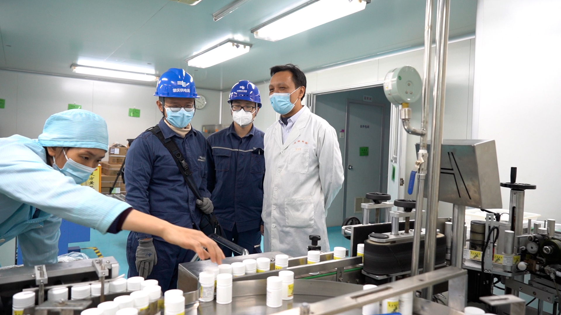 南方电网广东肇庆端州供电局工作人员主动服务，全力保障药企安全用电。郭洋 摄.jpg