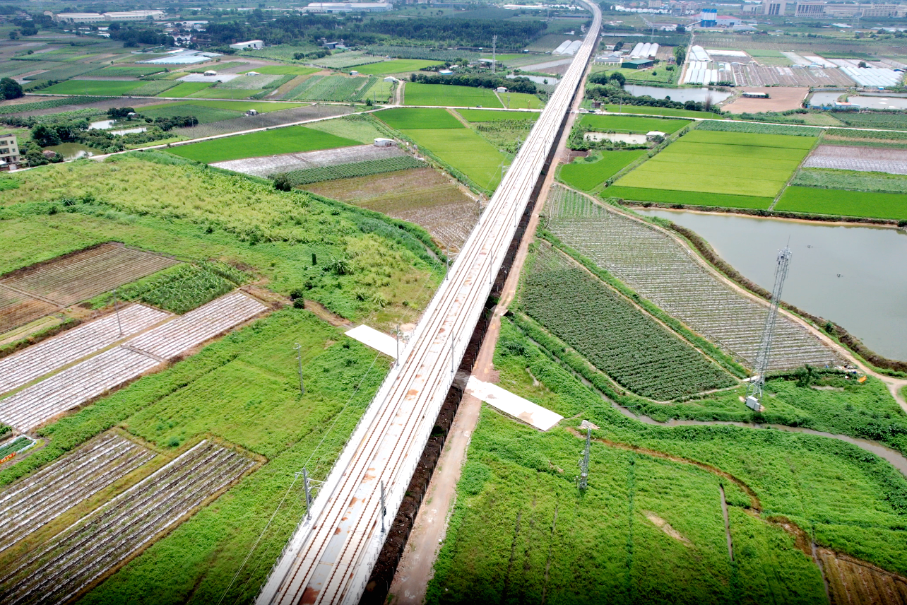 广汕高铁跨永石大道特大桥.png