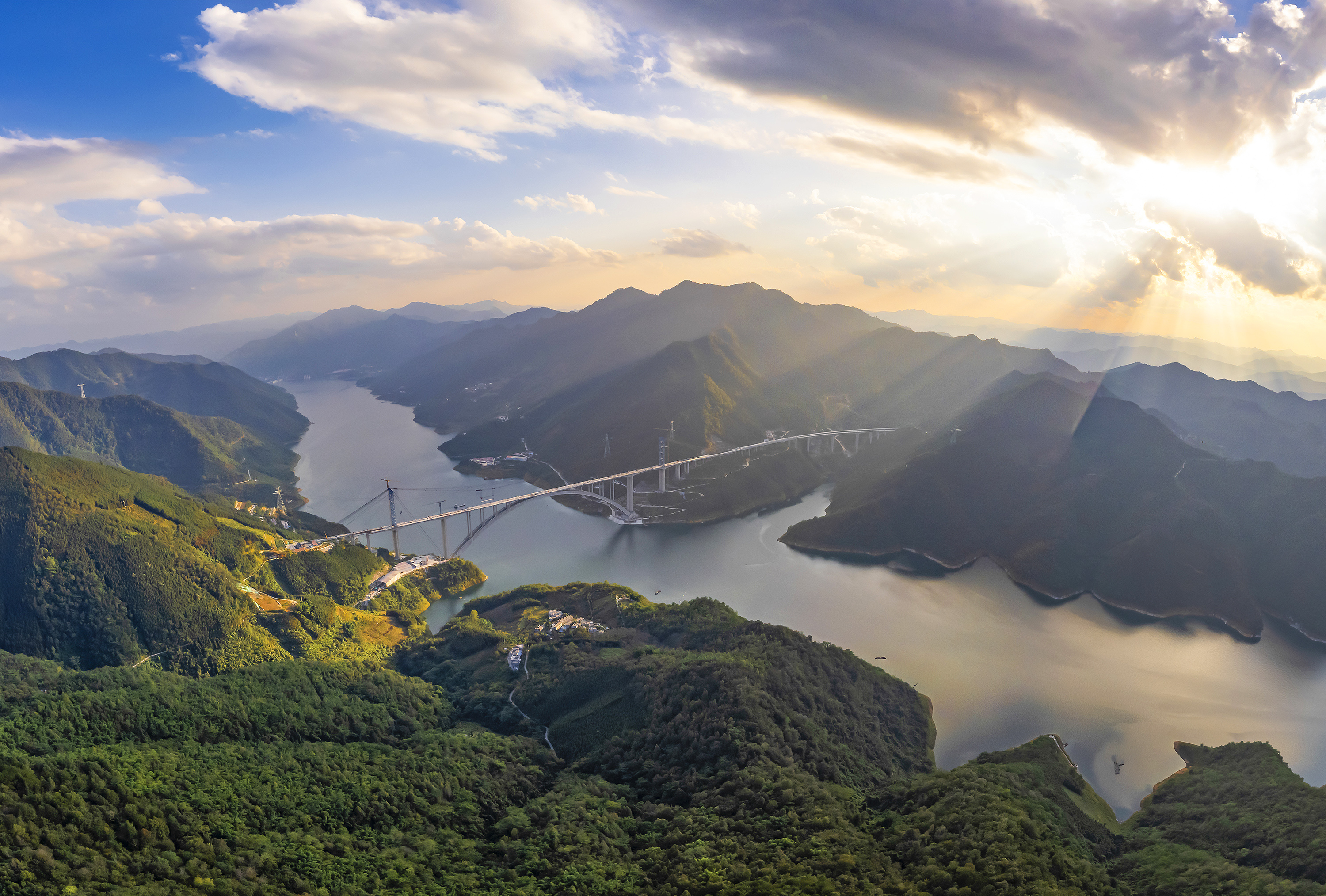 天峨龙滩特大桥宛如苍龙出海，傲然立于山水之间.jpg