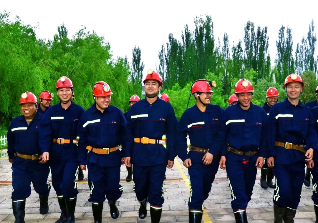 徐矿集团天山矿业公司意气奋发的职工队伍.jpg